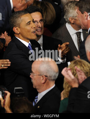 Le président des États-Unis, Barack Obama arrive pour exposer son plan de création d'avant une session conjointe du Congrès dans le Capitole à Washington, DC, le 8 septembre 2011. Derrière lui, le chef de la majorité de la Chambre Eric Cantor, R-VA. UPI/Roger L. Wollenberg Banque D'Images