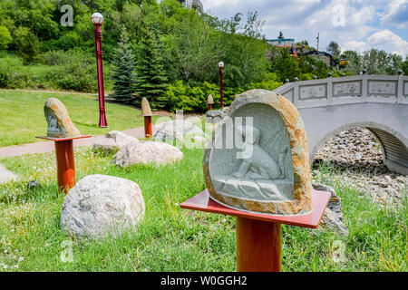 Sculpté en pierre, symbole Chinois de zodiaque, année de chien, Jardin Chinois, Louise McKinney Riverfront Park, Edmonton, Alberta, Canada Banque D'Images