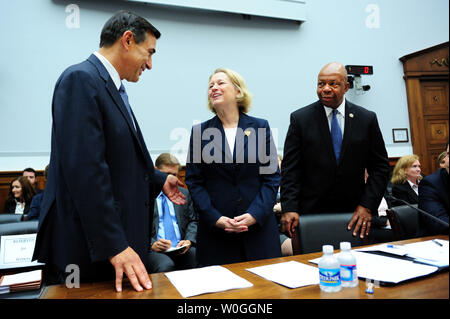 Le Président de la SEC, Mary Schapiro parle à Rempl. Darrell Issa (R-CA) et rep Elija Cummings (D-MD) avant une House Financial Services Committee Sous-comité de surveillance et d'enquêtes et Chambre Oversite et réformes gouvernementales Comité TARP, les Services financiers et les sauvetages de programmes publics et privés Sous-Commission Audition conjointe sur les conflits d'intérêts à la SEC à Washington, D.C. le 22 septembre 2011. UPI/Kevin Dietsch Banque D'Images