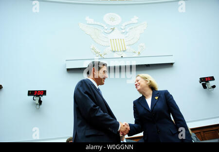 Le Président de la SEC, Mary Schapiro accueille à Rempl. Darrell Issa (R-CA) avant une House Financial Services Committee Sous-comité de surveillance et d'enquêtes et Chambre Oversite et réformes gouvernementales Comité TARP, les Services financiers et les sauvetages de programmes publics et privés Sous-Commission Audition conjointe sur les conflits d'intérêts à la SEC à Washington, D.C. le 22 septembre 2011. UPI/Kevin Dietsch Banque D'Images