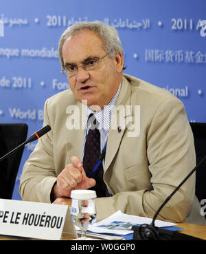 Philippe Le Houérou, Vice-Président de la Banque mondiale pour l'Europe et l'Asie centrale, des mémoires aux journalistes sur l'état de l'économie de l'Asie centrale au cours de la Banque mondiale et Fonds monétaire international réunions annuelles à Washington, DC, le 23 septembre 2011. UPI/Roger L. Wollenberg Banque D'Images