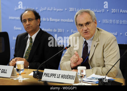 Philippe Le Houérou, Vice-Président de la Banque mondiale pour l'Europe et l'Asie centrale (R), et Indermit Gill, chef économiste de la Banque mondiale pour l'Europe et l'Asie centrale, bref les journalistes sur l'état de l'économie de l'Asie centrale au cours de la Banque mondiale et Fonds monétaire international réunions annuelles à Washington, DC, le 23 septembre 2011. UPI/Roger L. Wollenberg Banque D'Images