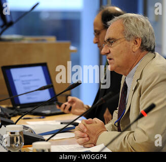 Philippe Le Houérou, Vice-Président de la Banque mondiale pour l'Europe et l'Asie centrale (R), et Indermit Gill, chef économiste de la Banque mondiale pour l'Europe et l'Asie centrale, bref les journalistes sur l'état de l'économie de l'Asie centrale au cours de la Banque mondiale et Fonds monétaire international réunions annuelles à Washington, DC, le 23 septembre 2011. UPI/Roger L. Wollenberg Banque D'Images