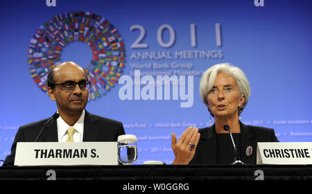 Tharman Shanmugaratnam président du CMFI (L) et le directeur général du FMI, Christine Lagarde, participer à une conférence de presse au cours de la Banque mondiale et Fonds monétaire international réunions annuelles à Washington, DC, le 24 septembre 2011. UPI/Roger L. Wollenberg Banque D'Images