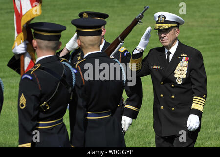 Chef de l'état-major des adm. Michael Mullen salue comme il passe en revue les troupes pendant le chef de l'état-major interarmées au revoir Examen et cérémonie de changement de responsabilité à Joint Base Myer-Henderson Hall's Summerall Champ dans Arlington, Virginie, le 30 septembre 2011. Le SMA de la marine. Mike Mullen, 17e président, Comité des chefs d'état-major de l'armée, la responsabilité de la transition Le Général Martin E. Dempsey. UPI/Roger L. Wollenberg Banque D'Images