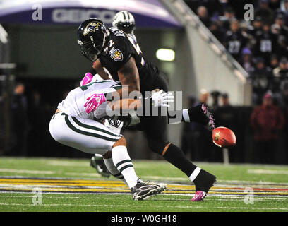 Baltimore Ravens' Ray Lewis s'attaque à New York Jets' Dustin Keller au cours du quatrième trimestre au M&T Bank Stadium à Baltimore le 2 octobre 2011. Les Ravens défait les Jets 34-17. UPI/Kevin Dietsch Banque D'Images
