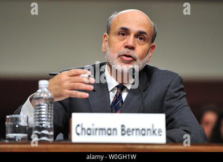 Le Président de la Réserve fédérale, Ben Bernanke témoigne devant un comité économique mixte audition sur les perspectives économiques sur la colline du Capitole à Washington, D.C. le 4 octobre 2011. UPI/Kevin Dietsch Banque D'Images