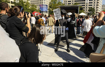 Appel de manifestants et de mettre fin à la guerre, imposer les riches, la fin de la cupidité et d'autres choses dans la liberté Plaza à Washington le 6 octobre 2011. Le groupe a organisé sous le thème occuper DC est affilié avec les grévistes à Wall Street à New York. UPI/Roger L. Wollenberg Banque D'Images