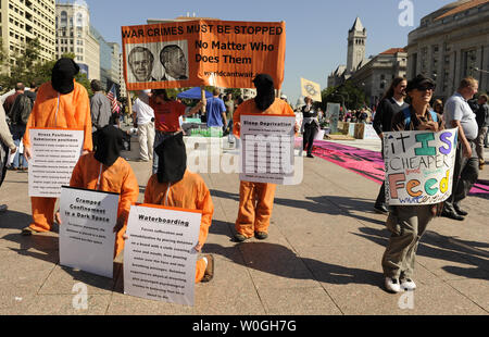 Appel de manifestants et de mettre fin à la guerre, imposer les riches, la fin de la cupidité et d'autres choses dans la liberté Plaza à Washington le 6 octobre 2011. Le groupe a organisé sous le thème occuper DC est affilié avec les grévistes à Wall Street à New York. UPI/Roger L. Wollenberg Banque D'Images