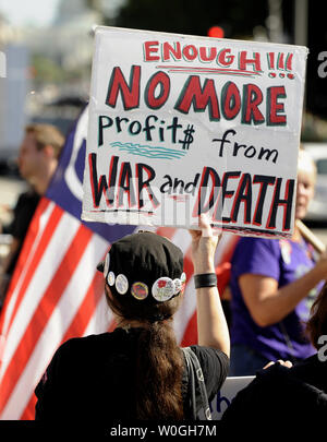 Appel de manifestants et de mettre fin à la guerre, imposer les riches, la fin de la cupidité et d'autres choses dans la liberté Plaza à Washington le 6 octobre 2011. Le groupe a organisé sous le thème occuper DC est affilié avec les grévistes à Wall Street à New York. UPI/Roger L. Wollenberg Banque D'Images