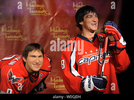 Les Capitals de Washington de la Ligue nationale de hockey' Alex Ovechkin (R) pose avec son double qu'il assiste au dévoilement de sa figure de cire, 24 octobre 2011 à Washington, DC. Ovechkin est seulement le deuxième joueur de hockey à l'honneur dans le célèbre musée, après le Wayne Gretzky. UPI/Mike Theiler Banque D'Images