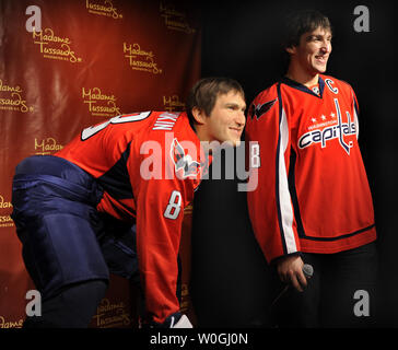 Les Capitals de Washington de la Ligue nationale de hockey' Alex Ovechkin (R) pose avec son double qu'il assiste au dévoilement de sa figure de cire, 24 octobre 2011 à Washington, DC. Ovechkin est seulement le deuxième joueur de hockey à l'honneur dans le célèbre musée, après le Wayne Gretzky. UPI/Mike Theiler Banque D'Images