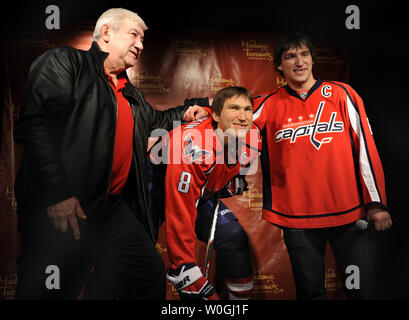 Les Capitals de Washington de la Ligue nationale de hockey' Alex Ovechkin (R) pose avec son père Mikhail, comme ils l'assister à l'inauguration de sa figure de cire chez Madame Tussauds, le 24 octobre 2011 à Washington, DC. Ovechkin est seulement le deuxième joueur de hockey à l'honneur dans le célèbre musée, après le Wayne Gretzky. UPI/Mike Theiler Banque D'Images