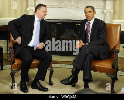 Le président des États-Unis, Barack Obama rencontre le Premier ministre Petr Necas de la République tchèque dans le bureau ovale de la Maison Blanche à Washington, DC, le 27 octobre 2011. UPI/Roger L. Wollenberg Banque D'Images