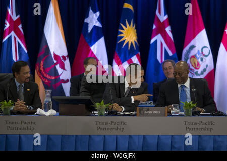 Le président des États-Unis Barack Obama parle à la représentante au Commerce des États-Unis, Ron Kirk, qu'il rencontre des dirigeants du partenariat transpacifique au Hale Koa Hotel à Honolulu, Hawaï, le samedi, Novembre 12, 2011..Credit : Kent Nishimura / Piscine via CNP Banque D'Images