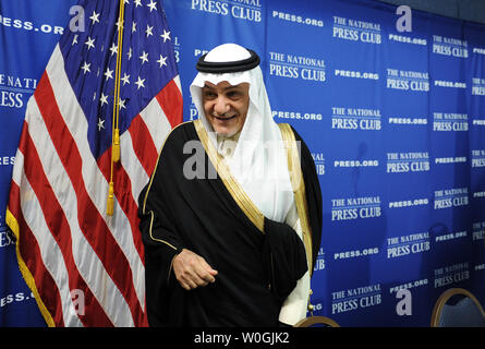 Le Prince Turki Al Faisal d'Arabie saoudite, ancien directeur général de l'Arabie Direction des renseignements généraux et de l'ancien ambassadeur saoudien aux États-Unis, traite de l'allégation de complot iranien d'assassiner l'ambassadeur de l'Arabie saoudite à l'Unite States ; l'évolution du rôle et des droits des femmes en Arabie Saoudite, y compris le roi Abdallah a décidé d'accorder le droit de vote aux femmes en 2015 ; et l'Arabie saoudite est favorable à l'adhésion d'un État palestinien et la reconnaissance au cours d'une conférence de presse au National Press Club à Washington le 15 novembre 2011. UPI/Roger L. Wollenberg Banque D'Images