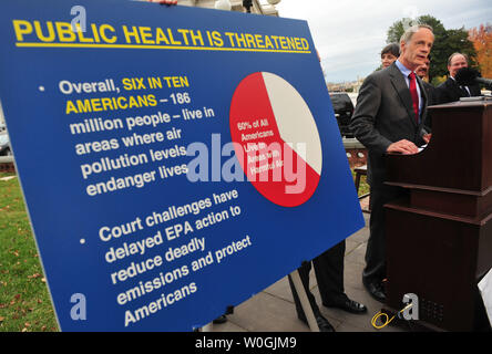 La sénateur Thomas Carper (D-DE) prend la parole à une conférence de presse célébrant le 21e anniversaire de la Clean Air Act de 1990, à Washington le 15 novembre 2011. UPI/Kevin Dietsch Banque D'Images