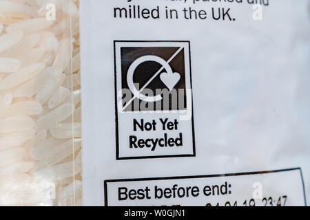 Les aliments secs dans des emballages plastiques non recyclables. UK Banque D'Images