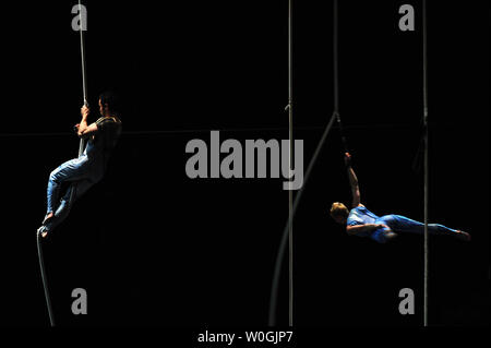 Les artistes interprètes ou exécutants participent à une répétition générale pour le Cirque du Soleil le spectacle Quidam sur l'ouverture de nuit au Verizon Center à Washington le 16 novembre 2011. UPI/Kevin Dietsch Banque D'Images