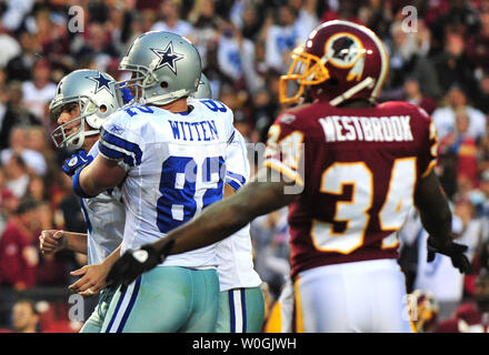 Cowboys de Dallas tight end Jason Witten hugs kicker Dan Bailey Bailey après un coup gagnant jeu 39- Cour partie objectif en prolongation contre les Redskins de Washington à FedEx Field à Washington le 20 novembre 2011. UPI/Kevin Dietsch Banque D'Images