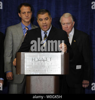 David Bossie, Président de Citizens United, prend la parole lors d'une conférence de presse conjointement avec ForAmerica, les Américains pour la prospérité, Citizens United, le Conseil de recherche sur la famille, et Tea Party Patriots à appeler sur les législateurs républicains de ne pas faire de compromis en permettant une augmentation des impôts à Washington le 22 novembre 2011. Hier, le comité super réduction du déficit a annoncé qu'il n'a pas pu parvenir à un accord en laissant la perspective de coupures générales en 2013. Avec lui sont Tim Phillips (L) et Ed Meese. UPI/Roger L. Wollenberg Banque D'Images