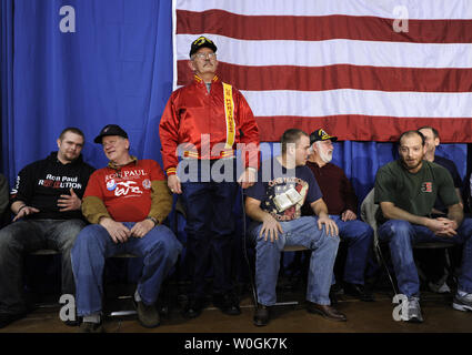 Vétéran de l'US Marine Corps Gregory Welsher, 65 ans, se tient durant l'hymne national du Corps des Marines au candidat présidentiel républicain 2012 et Rép. du Texas Ron Paul's Salute to Veterans Rally in Des Moines, Iowa, le 28 décembre 2011, à l'avance de l'Iowa's premier-dans-le-nation de caucus, Janvier 3,2012. UPI/Mike Theiler Banque D'Images