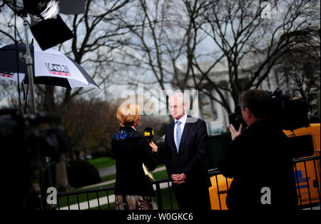 Le Président du Conseil européen, Herman Van Rompuy est interrogé à l'issue d'une rencontre le président américain Barack Obama et les autres dirigeants de l'UE à Washington le 28 novembre 2011. UPI/Kevin Dietsch Banque D'Images