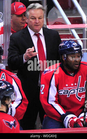 L'entraîneur-chef des Capitals de Washington Dale Hunter mène son équipe contre les Penguins de Pittsburgh au cours de la deuxième période à la Verizon Center à Washington le 1 décembre 2011. UPI/Kevin Dietsch Banque D'Images