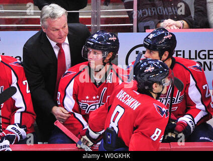 L'entraîneur-chef des Capitals de Washington Dale Hunter mène son équipe contre les Penguins de Pittsburgh au cours de la deuxième période à la Verizon Center à Washington le 1 décembre 2011. UPI/Kevin Dietsch Banque D'Images