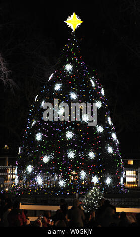 L'arbre de Noël National aglow vient en tant que Président des Etats-Unis, Barack Obama, et le premier jet de la famille le commutateur d'éclairage à l'assemblée annuelle sur l'Ellipse, 1 décembre 2011, à Washington, DC. L'éclairage, maintenant dans sa 89e année, a été lancée par le Président Calvin Coolidge en 1923, et est devenu une tradition nationale de kickoff la saison de vacances. UPI/Mike Theiler Banque D'Images