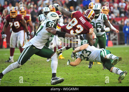 Redskins de Washington tight end Fred Davis est né de l'air envoyé comme il se fait frapper par New York Jets' Calvin Pace (97) et Eric Smith au cours du quatrième trimestre à FedEx Field à Landover, Maryland le 4 décembre 2011. UPI/Kevin Dietsch Banque D'Images