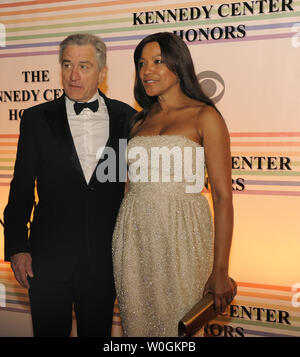 L'acteur Robert De Niro et Grace Hightower poser pour les photographes sur le tapis rouge à leur arrivée au Kennedy Center for the Performing Arts pour une soirée de gala pour le Centre Kennedy 2011 personnes honorées, le 4 décembre 2011, à Washington. Le centre Kennedy salue chaque année un groupe choisi pour leur contribution à la performance arts en Amérique. UPI/Mike Theiler Banque D'Images