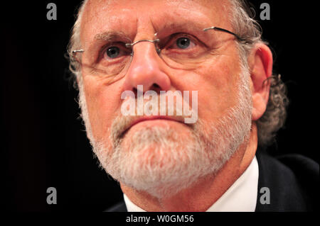 Ancien employé. Jon Corzine, D-N.J., ancien président et chef de la direction de MF Global, témoigne au cours d'une house Financial Services Committee Sous-comité de surveillance et des enquêtes audition sur l'effondrement de MF Global, sur la colline du Capitole à Washington, D.C. le 15 décembre 2011. UPI/Kevin Dietsch Banque D'Images