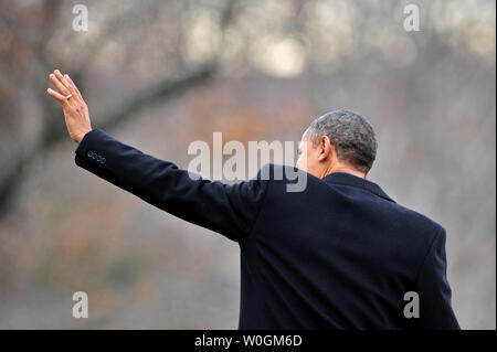 Le président Barack Obama comme il est à la tête d'un Marine qu'il quitte la Maison Blanche pour Joint Base Andrews pour une cérémonie marquant le retour des États-Unis Couleurs Forces-Iraq à Washington, D.C. le 20 décembre 2011. UPI/Kevin Dietsch Banque D'Images