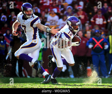 Minnesota Vikings quarterback Christian Ponder hands off pour le receveur Percy Harvin au cours du premier trimestre à FedEx Field à Landover, Maryland le 24 décembre 2011. UPI/Kevin Dietsch Banque D'Images