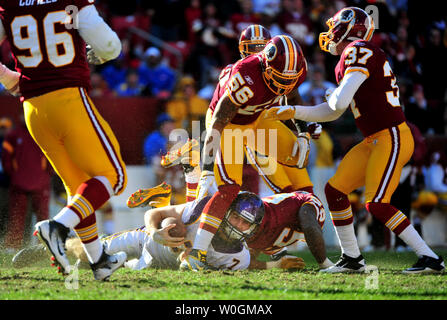 Minnesota Vikings quarterback Christian Ponder diapositives pour une première vers le bas contre la Redskins de Washington à FedEx Field à Landover, Maryland le 24 décembre 2011. UPI/Kevin Dietsch Banque D'Images