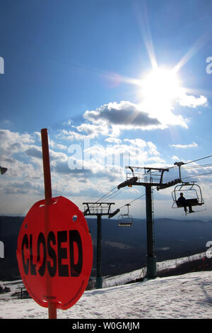 Le soleil brille comme 'fermé' signes ornent les pistes de ski de Whitetail près de Mercersburg, New York le 7 janvier 2012. Avec la haute température à 59 degrés Fahrenheit (15C) n'avait plus d'environ la moitié de sa exécute utilisables avec la neige à l'homme qu'il a ouvert pour le premier week-end de la saison de ski. Le manque de neige a été mauvais pour les affaires pour les stations de ski à travers les Etats-Unis. UPI/Pat Benic Banque D'Images