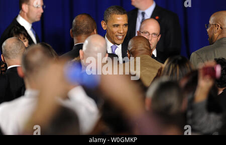 Le président américain Barack Obama salue des employés de l'Agence de protection de l'environnement après la livraison merci remarques à eux à l'APE, le 10 janvier 2012, à Washington, DC. UPI/Mike Theiler Banque D'Images