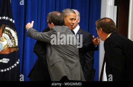 Le président des États-Unis, Barack Obama hugs United Auto Workers Président Bob King, lors d'un forum avec les Américains à l'EEOB pour discuter d'investir dans l'Amérique d'apporter des emplois aux États-Unis, appelé 'Insoursing emplois américains, à Washington, DC Le 11 janvier 2012. UPI/Pat Benic.. Banque D'Images