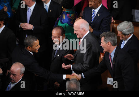 Le président américain Barack Obama salue les membres du Congrès lorsqu'il arrivera à faire sa sur l'état de l'Union à une session conjointe du Congrès et du peuple américain à la chambre Chambre à la capitale américaine le 24 janvier 2012 à Washington, DC. Obama a présenté son plan pour la croissance économique et l'équité de l'impôt. UPI/Pat Benic.. Banque D'Images