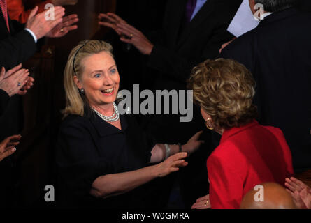 La secrétaire d'Etat américaine Hillary Clinton arrive et salue les membres du Congrès peu avant le président Barack Obama a fait son état de l'Union à une session conjointe du Congrès et du peuple américain à la chambre Chambre à la capitale américaine le 24 janvier 2012 à Washington, DC. Obama a présenté son plan pour la croissance économique et l'équité de l'impôt. UPI/Pat Benic.. Banque D'Images