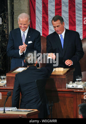 Le président Barack Obama accueille le président de la Chambre John Boehner (R-OH) en tant que Vice-président Joe Biden sur montres avant de délivrer son état de l'Union à une session conjointe du Congrès dans le Capitole à Washington, D.C. le 24 janvier 2012. UPI/Kevin Dietsch Banque D'Images