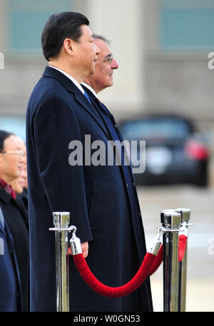 Le Vice-président chinois Xi Jinping et le secrétaire à la défense, Leon Panetta, participe à une cérémonie d'arrivée tous les honneurs à l'extérieur du Pentagone à Arlington, en Virginie, le 14 février 2012. UPI/Kevin Dietsch Banque D'Images