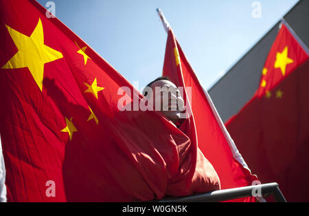 Un partisan de la Chine participe à un rassemblement à l'extérieur de l'Hôtel Marriott Wardman Park en tant que Vice-président chinois Xi Jinping parle à l'intérieur à Washignton D.C. le 15 février 2012. UPI/Kevin Dietsch Banque D'Images