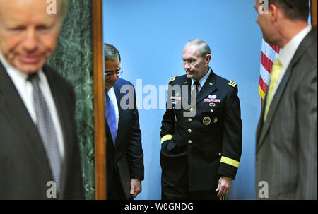 Le président de l'état-major des armées le général Marin Dempsey (C) et le secrétaire à la Défense Leon Panetta arrivent pour une audience du Comité des forces armées du Sénat sur l'agitation politique en Syrie à Washington, D.C. le 7 mars 2012. UPI/Kevin Dietsch Banque D'Images