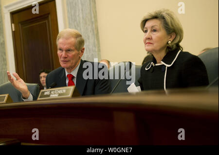 Le sénateur Bill Nelson (D-FL) et le sénateur Kay Bailey Hutchison (R-TX) question l'administrateur de la NASA Charles Bolden pendant un sénat du Commerce, de la science et l'audience du Comité des transports sur le programme spatial du Canada à Washington, D.C. le 7 mars 2012. UPI/Kevin Dietsch Banque D'Images