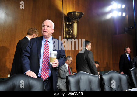 Rang sur la Commission des forces armées du Sénat, John McCain (R-AZ) arrive pour une audience du Comité des forces armées du Sénat sur l'agitation politique en Syrie à Washington, D.C. le 7 mars 2012. UPI/Kevin Dietsch Banque D'Images
