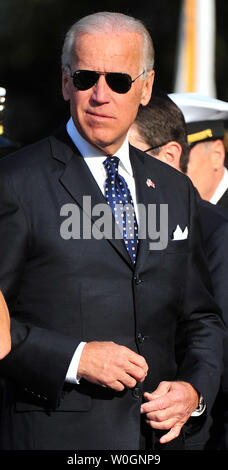 Le vice-président Joe Biden attend l'arrivée du Premier Ministre du Royaume-Uni David Cameron et sa femme Samantha pendant et cérémonie d'arrivée à la Maison Blanche à Washington, D.C. le 14 mars 2012. UPI/Kevin Dietsch Banque D'Images