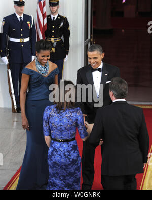 Le président américain Barack Obama (R) et la Première Dame Michelle Obama (L) salue le Premier ministre britannique David Cameron et sa femme Samantha qu'ils arrivent à la Maison Blanche au nord du portique, pour un dîner d'État, le 14 mars 2012, à Washington, DC. Le dîner se termine une journée de réunions bilatérales sur la situation en Afghanistan, la façon de traiter la question nucléaire de l'Iran, des efforts humanitaires en Syrie, et les questions économiques à l'avance de la springs réunions du G8 aux États-Unis. UPI/Mike Theiler Banque D'Images