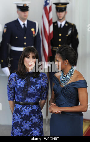 La Première Dame Michelle Obama (R ) s'entretient avec Samantha Cameron, épouse du Premier ministre britannique, David Cameron, à leur arrivée à la Maison Blanche au nord du portique, pour un dîner d'État, le 14 mars 2012, à Washington, DC. Le dîner se termine une journée de réunions bilatérales sur la situation en Afghanistan, la façon de traiter la question nucléaire de l'Iran, des efforts humanitaires en Syrie, et les questions économiques à l'avance de la springs réunions du G8 aux États-Unis. UPI/Mike Theiler Banque D'Images